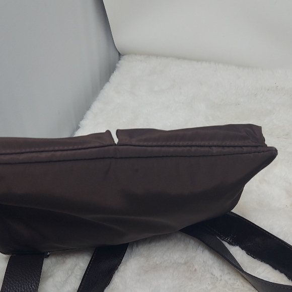 Brighton Brown Messenger Bag with Adjustable Strap and Multi-Functional Design - Picture 5 of 9